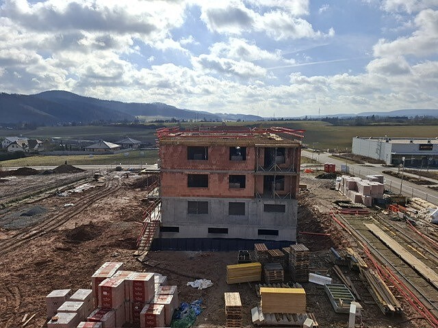 HRUBÁ STAVBA V PLNÉM PROUDU